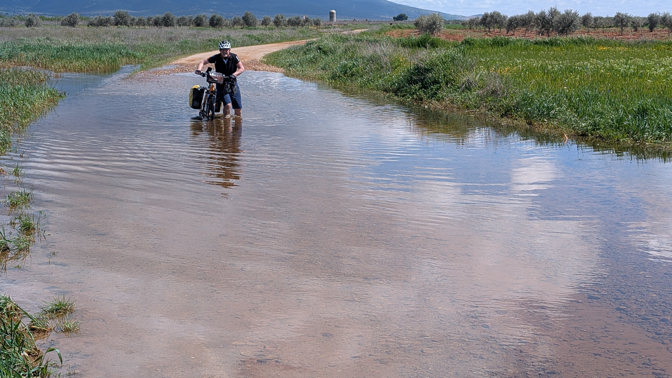 Kein Durchkommen ohne nasse Füße – überfluteter Weg